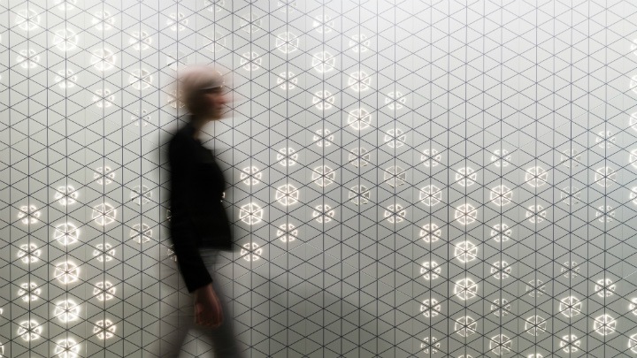 Philips Lighting Luminous Patterns bieten zahlreiche Design-Beleuchtungsoptionen, wie beispielsweise diesen strahlenden grafischen Lichteffekt