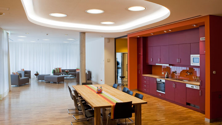 Farbenfrohe und beruhigende Umgebung mit Beleuchtung von Philips im Altonaer Kinderkrankenhaus