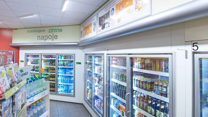Kühlregale im Verkaufsraum einer BP-Tankstelle in Krakau, Polen