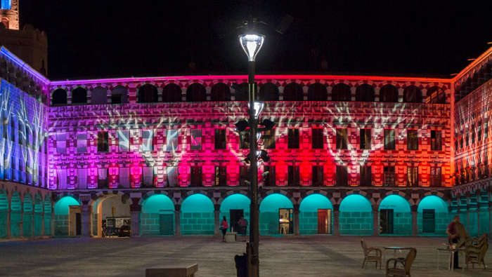 Hochmoderne dynamische Beleuchtung bringt die Sehenswürdigkeiten im spanischen Badajoz optimal zur Geltung 