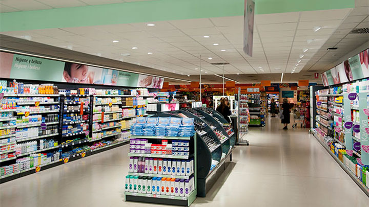 Gute Gangbeleuchtung führt die Kunden durch das Geschäft, Consum Supermärkte, Valencia