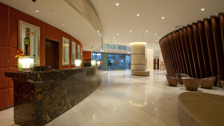 Der von Philips Lighting erhellte Rezeptionsbereich der Dubai Hotels