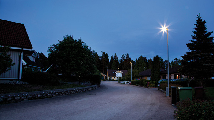 Straße in einem Wohngebiet von Enköping, Schweden, mit städtischer Beleuchtung von Philips 