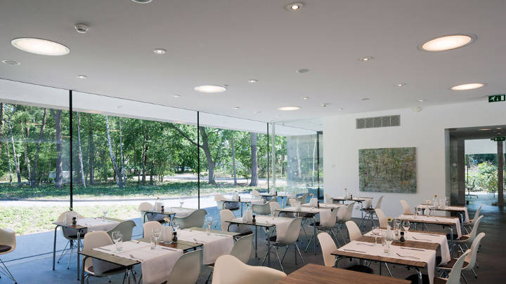 Dank der Gastronomiebeleuchtung von Philips wirkt das Restaurant des Faculty Clubs an der Universität Tilburg frisch und modern