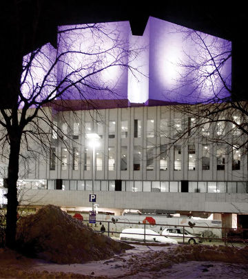 Violette ColorReach Scheinwerfer rücken die wunderschöne Finlandia Hall ins rechte Licht