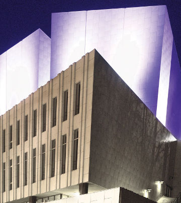 Mit Hilfe der Gebäudebeleuchtung von Philips ist die Finlandia Hall nun ein Standort für wunderschöne Lichtspektakel