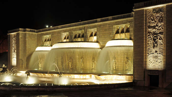 Die Philips Brunnenbeleuchtung verwandelt die Fonte Monumental bei Nacht in ein herausragendes Wahrzeichen 