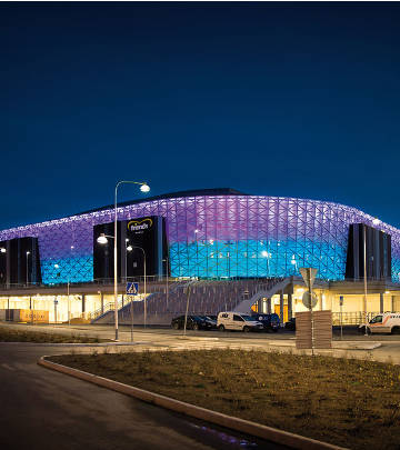 Beeindruckende farbwechselnde Fassade der Friends Arena in Schweden, beleuchtet von Philips