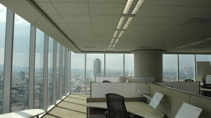 Arbeitsbereich im HSBC Tower mit Blick nach außen, beleuchtet mit Philips Lighting