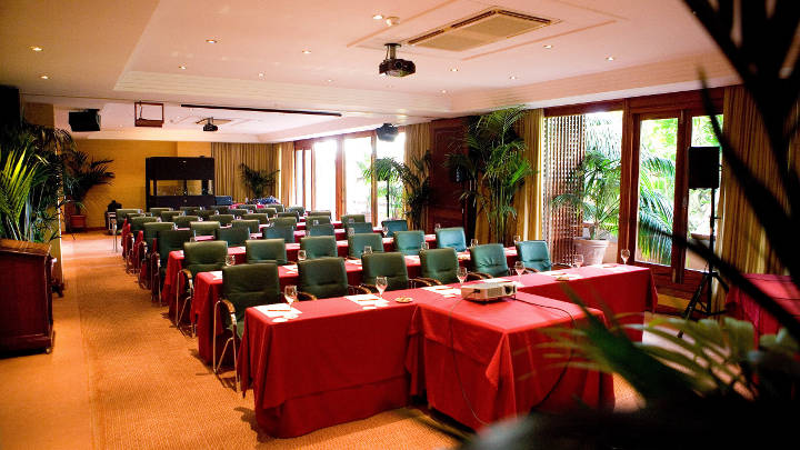 Der Konferenzraum im Hotel Botanico (Teneriffa) wird mit LED-Strahlern von Philips hell erleuchtet