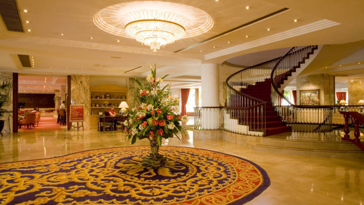 Der Eingangsbereich im Hotel Botanico strahlt wundervoll dank der Philips Hotelbeleuchtung