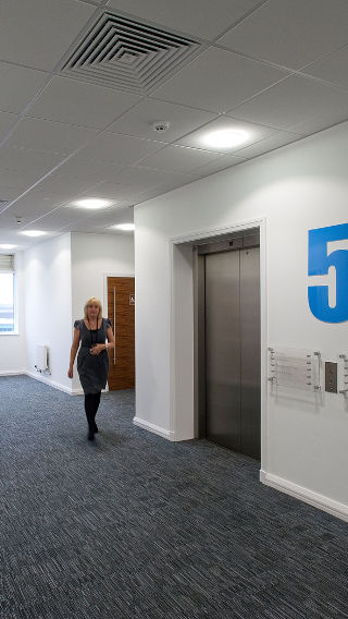 Der Korridor des Manchester Airport Olympic House mit LED-Bürobeleuchtung von Philips