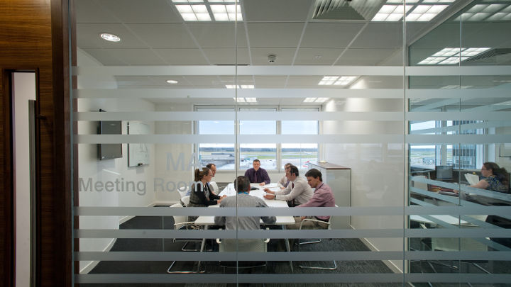 Der Besprechungsraum des Manchester Airport Olympic House mit LED-Bürobeleuchtung von Philips.