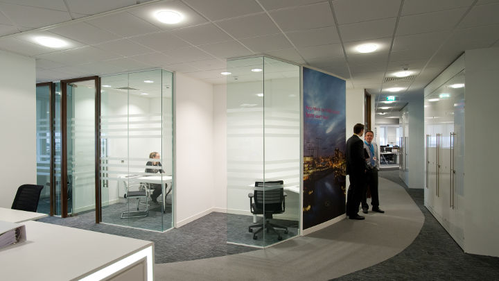 Der Korridor des Manchester Airport Olympic House mit LED-Bürobeleuchtung von Philips