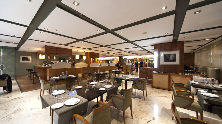 Die Philips Hotelbeleuchtung erweckt die Bar im NH Hoteles Eurobuilding zu neuem Leben