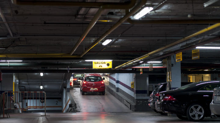  Ein Auto verlässt den NH Hoteles-Parkplatz, auf dem eine energiesparende Philips LED-Beleuchtung eingesetzt wird 