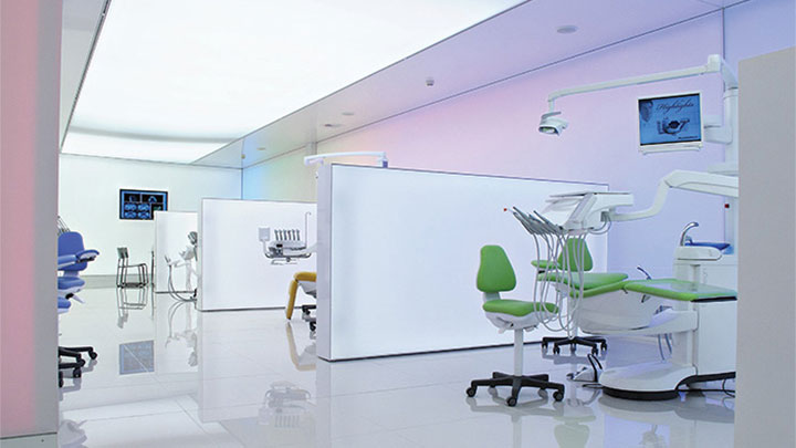 Philips Ausstellungsbeleuchtung mit Oberflächenbeleuchtung schafft ein modernes und elegantes Ambiente bei Planmeca