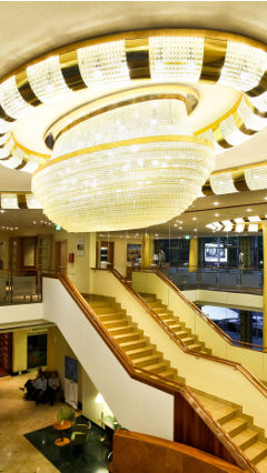Luxuriöse Deckenbeleuchtung von Philips im Radisson Blu Centrum in Warschau, Polen 