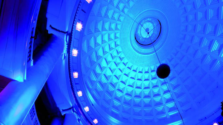 Die von der dekorativen Beleuchtung von Philips angestrahlte Decke reflektiert den blauen Farbton auf das Renaissance Hotel