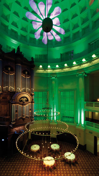Ein grünes Licht, das im Renaissance Hotel von den dekorativen Beleuchtungssystemen von Philips erzeugt wird