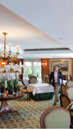 Die Beleuchtungsprodukte von Philips für die Hotel- und Gastgewerbebeleuchtung im Restaurant La Rive sind einstellbar und dadurch nachhaltiger