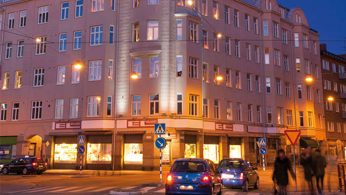 Die Schougens-Brücke in Malmö ist mit Philips LED-Leuchten beleuchtet, die an einem minimalen Kabelsystem befestigt sind.