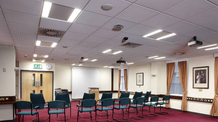 Konferenzraum bei der Bezirksverwaltung Sedgemoor, beleuchtet mit CoreLine Einbauleuchten von Philips Lighting