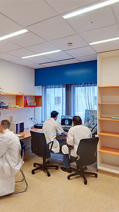 Büroarbeit im UMCG im Licht der energiesparenden Krankenhausbeleuchtung von Philips