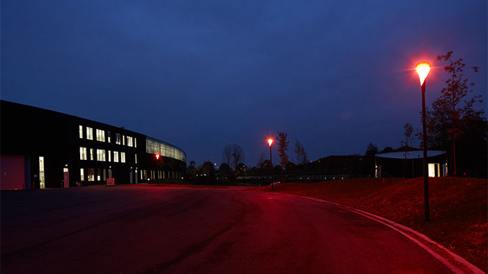 Über der Parkfläche des Venco Campus sind Philips UrbanStar Leuchten mit ClearField Lampen angebracht