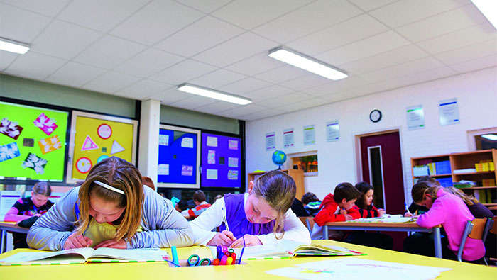 Die Lichteinstellung 'Konzentrieren' hilft an der Grundschule Wintelre, eine ideale Lernatmosphäre im Klassenraum zu schaffen