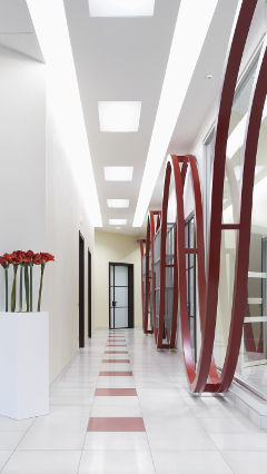 Ein Korridor in einem Büro der AB Group, Italien, mit Bürobeleuchtung von Philips