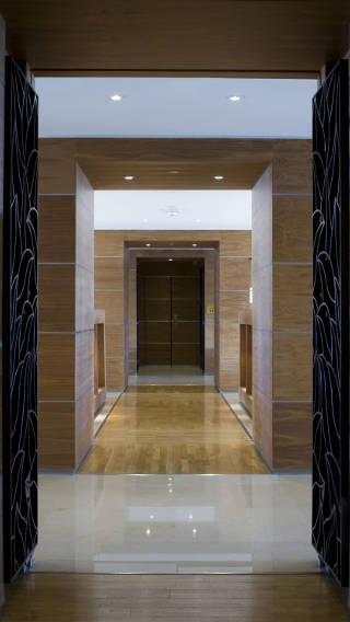 Energiesparende Strahler von Philips in einem Korridor im Corinthia Hotel, Lissabon, Portugal
