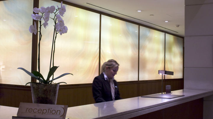 Die Rezeption im Corinthia Hotel mit Hotelbeleuchtung von Philips