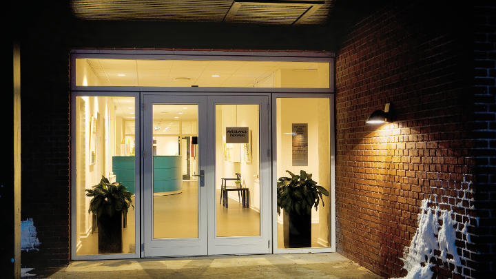 Der Eingangsbereich des Gesundheitszentrums Fano mit Beleuchtung von Philips Lighting