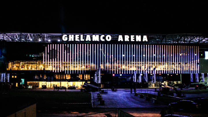  Die Ghelamco Arena wird einschließlich ihrer Fassade mit Philips Außen- und Sportplatzbeleuchtung beleuchtet 