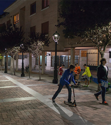 Nächtliche Spaziergänger auf den Straßen Palencias mit Beleuchtung von Philips
