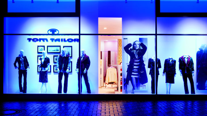 Schaufenster von Markenstore, Deutschland, mit Philips AmbiScene-Beleuchtung