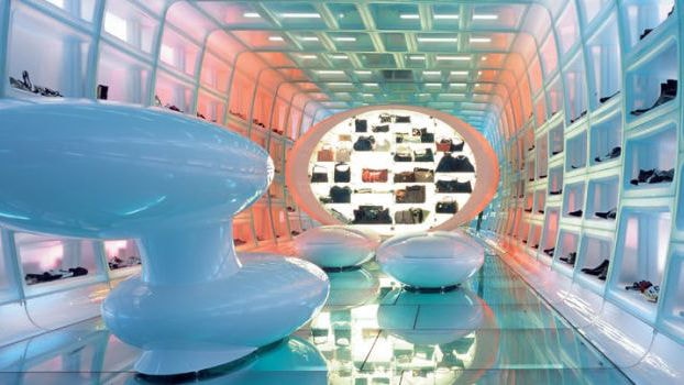 Die Philips AmbiScene-Beleuchtung sorgt für ein einzigartiges Einkaufserlebnis im Shoebaloo-Schuhgeschäft in Amsterdam, Niederlande