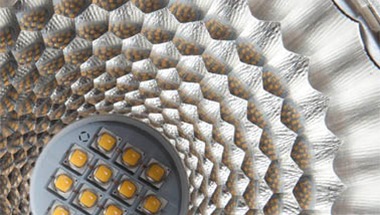 Eine wabenförmige Optik zeigt, wie PerfectAccent die gesamte Lichtabstrahlung erhöht, ohne mehr Energie zu verbrauchen.