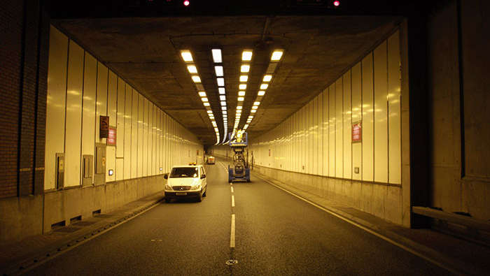 Instandhaltungsarbeiten an der Tunnelbeleuchtung