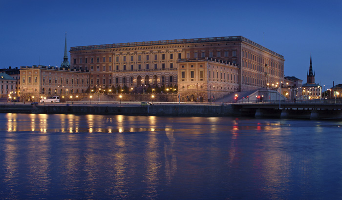 Diese Flutlichtanlage von Philips hebt dekorative Details am Königspalast in Stockholm (Schweden) mit weißem Licht hervor