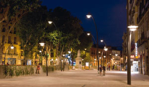 Gut beleuchteter Platz mit weißem Licht von Philips