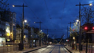 Effiziente Beleuchtung einer Straßenbahnhaltestelle mit Philips CosmoPolis