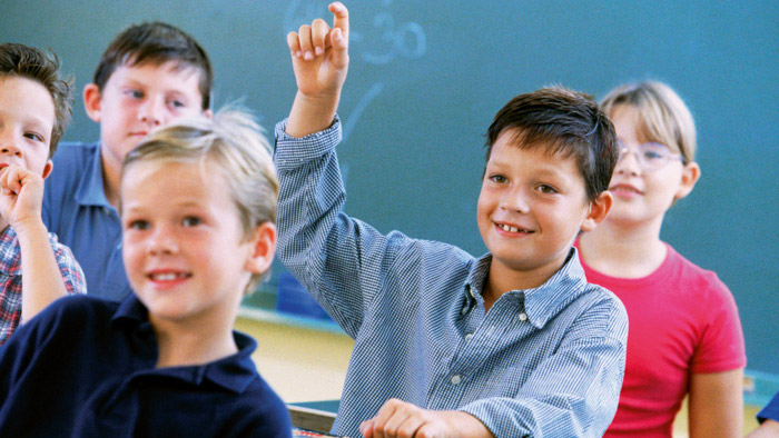 Kinder in einem Klassenraum mit dynamic lighting von Philips 