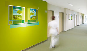 Pflegerin auf dem Korridor eines umweltfreundlichen Krankenhauses 