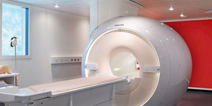 Röntgen- und Tomographieraum mit Krankenhausbeleuchtung von Philips