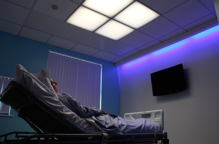 Im Bradford Royal Infirmary wird ein möglicherweise wegweisendes Projekt durchgeführt, bei dem der Einfluss der Gebäudeumgebung auf die Pflege von Demenzkranken untersucht wird. Es umfasst den Einsatz von Philips Dynamic Lighting und die erste Installation des Philips HealWell Beleuchtungssystems im Vereinigten Königreich.