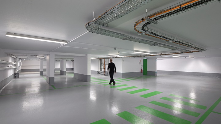 Philips Lighting GreenParking: Optimieren Sie die Parkplatzbeleuchtung für Fußgänger unter Verwendung von Präsenzerkennung und zonenabhängigem Dimmen.