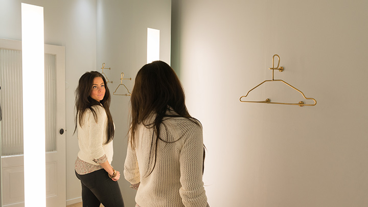 Philips Lighting PerfectScene für die Umkleidekabine: Spiegelleuchten in der Umkleidekabine, die den Kunden helfen, die richtige Wahl zu treffen