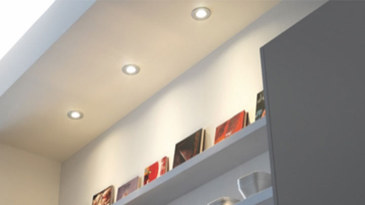 Philips LED-Spots zur Hervorhebung eines Bücherregals